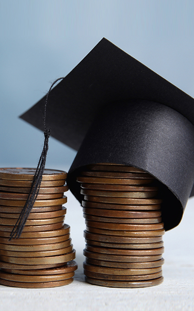 אילוסטרציה: מטבעות כסף ועליהן כובע סטודנט