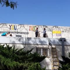 ציור גרפיטי על קיר גג בית הספר לאמנות