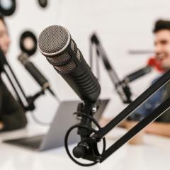 אילוסטרציה: תחנת רדיו עם שני מגישים