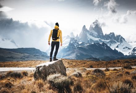 אילוסטרציה: אדם מביט על הר